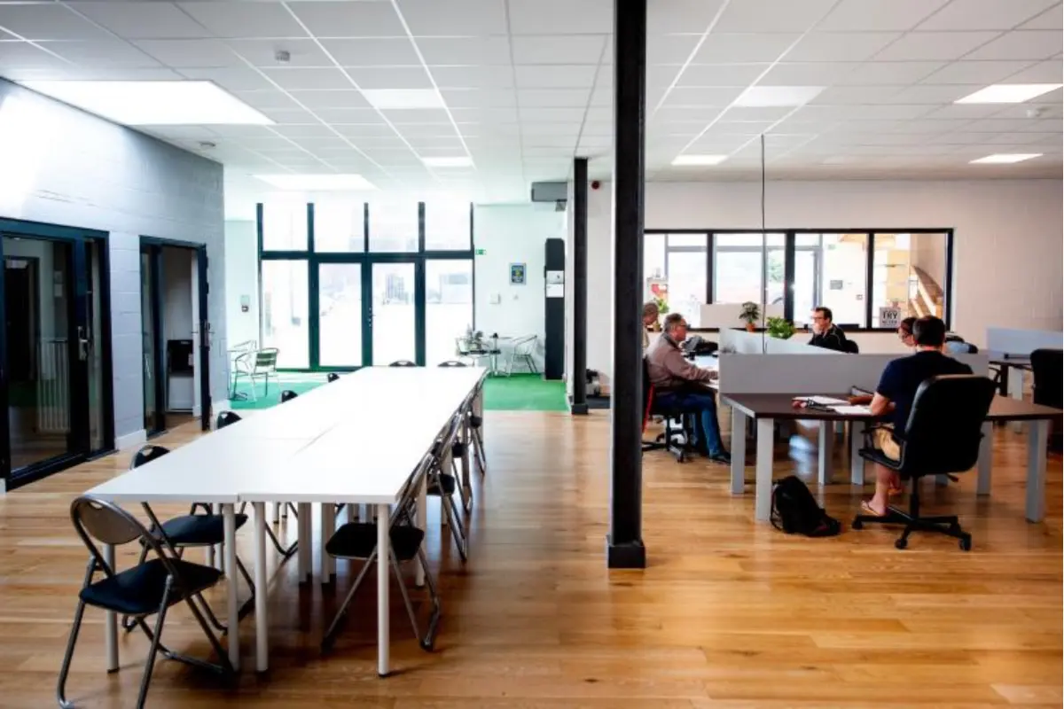 Commerce à louer à Orcq 7501 100.00€  chambres 400.00m² - annonce 646