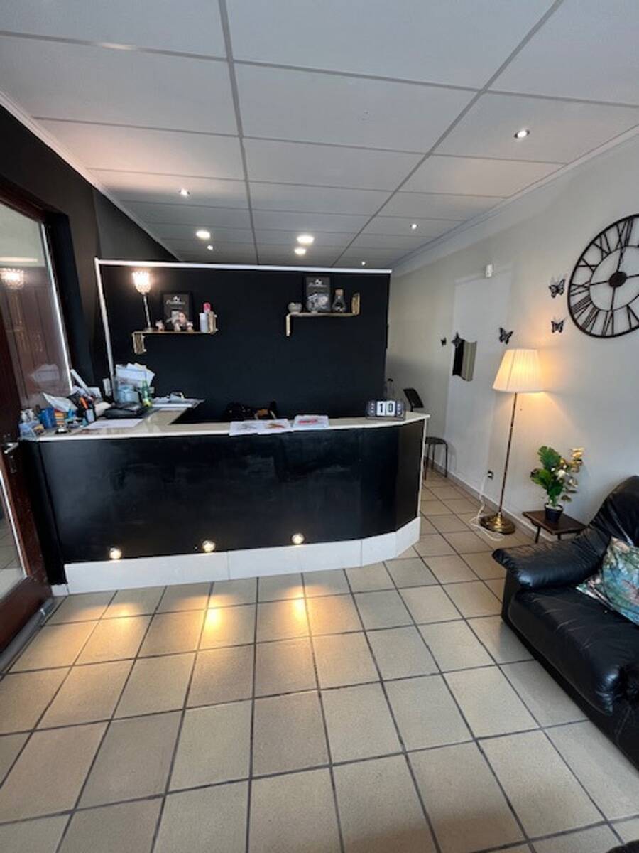 Commerce à à Roux 6044 600.00€ chambres 80.00m² - annonce 389132
