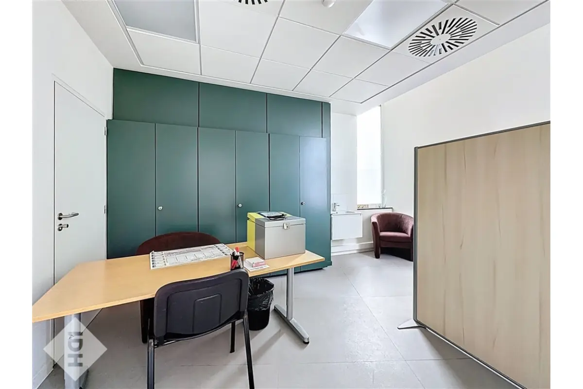 Commerce à  à Tournai 7500 550.00€  chambres 17.50m² - annonce 497666