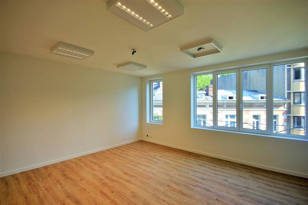Commerce à louer à Charleroi 6000 750.00€ chambres m² - annonce 577100