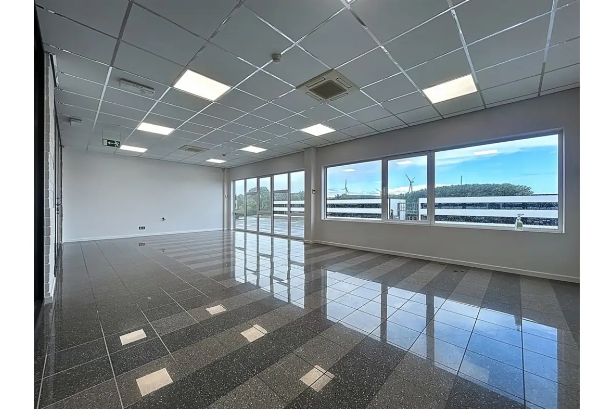 Commerce à louer à Orcq 7501 5555.00€  chambres 330.00m² - annonce 580472