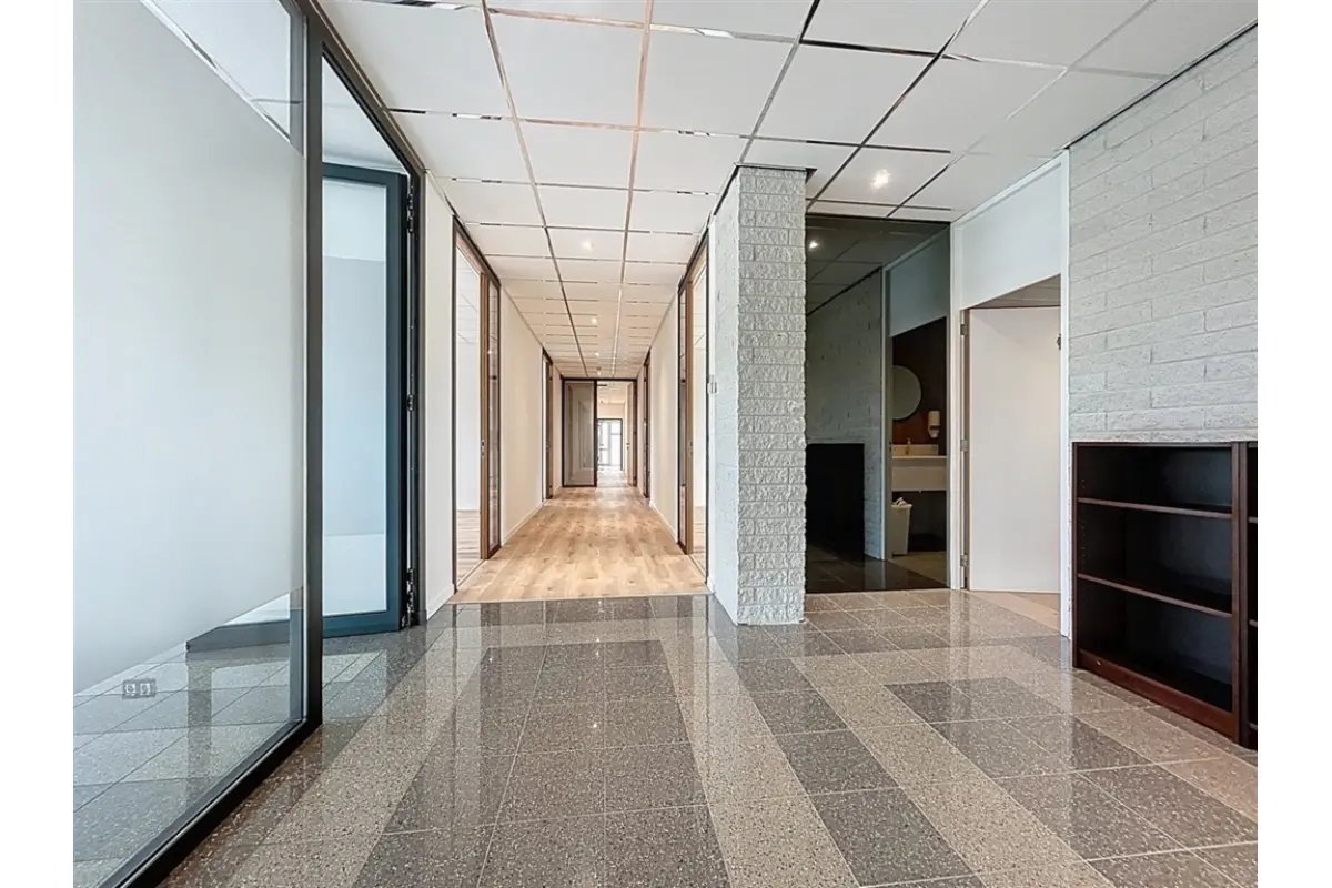 Commerce à  à Orcq 7501 5555.00€  chambres 330.00m² - annonce 580472