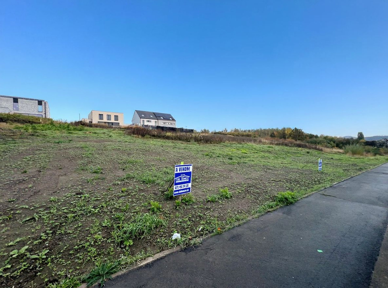 Terrain à  à Roux 6044 70000.00€  chambres m² - annonce 605407