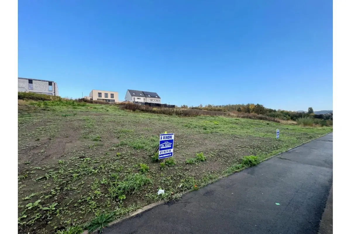 Terrain à  à Roux 6044 70000.00€  chambres m² - annonce 605407