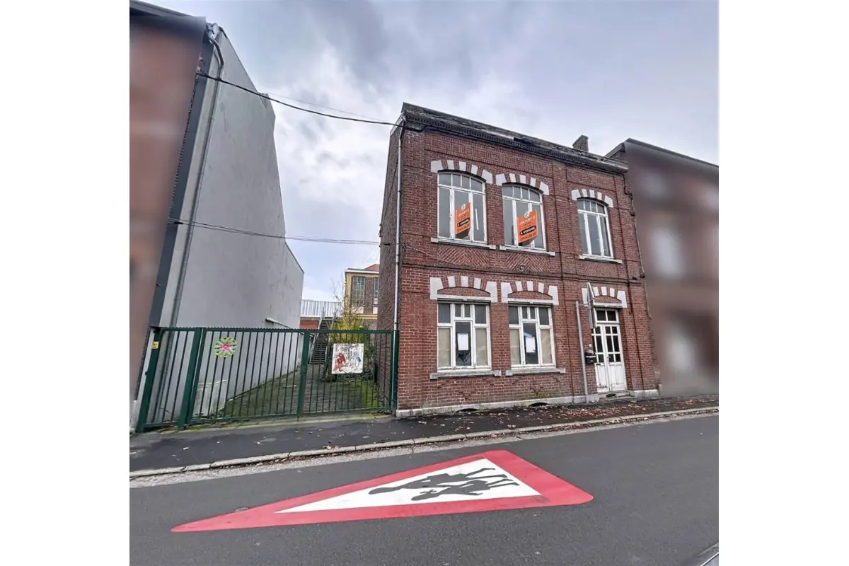 Maison de maître à vendre à Mont-sur-Marchienne 6032 205000.00€ 4 chambres 190.00m² - annonce 654694