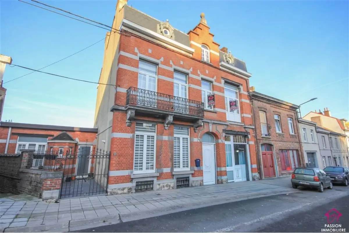 Maison de maître à vendre à Bouffioulx 6200 289000.00€ 6 chambres 260.00m² - annonce 672614