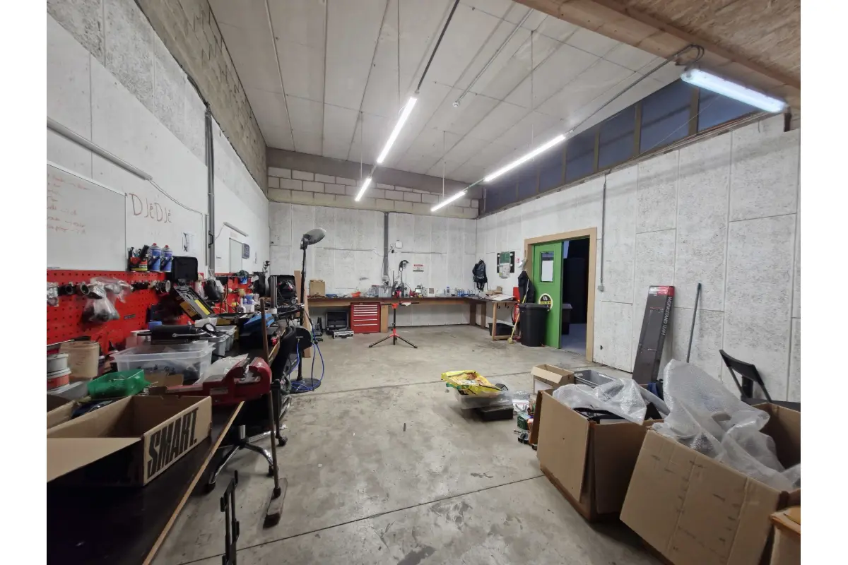 Commerce à louer à Manage 7170 3160.00€  chambres 898.00m² - annonce 693239