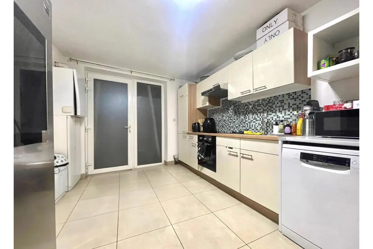 Appartement à vendre à Gilly 6060 145000.00€ 3 chambres 122.00m² - annonce 701723