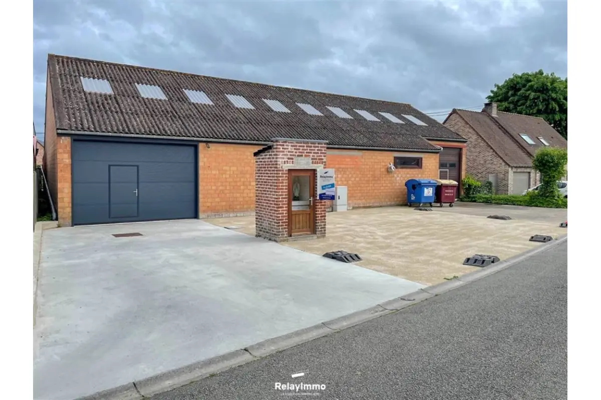 Commerce à louer à Laplaigne 7622 835.00€  chambres 193.00m² - annonce 791226