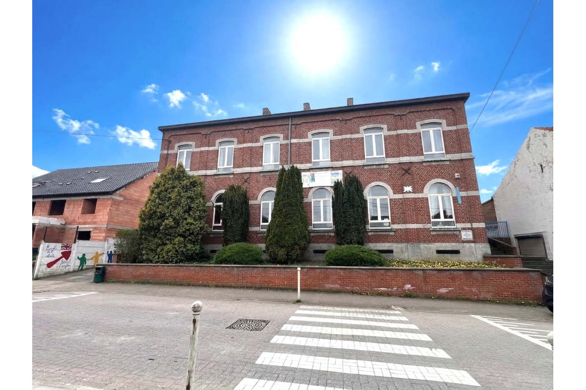 Immeuble de rapport - Immeuble à appartement à vendre à Courcelles 6180 270000.00€  chambres 438.00m² - annonce 735334