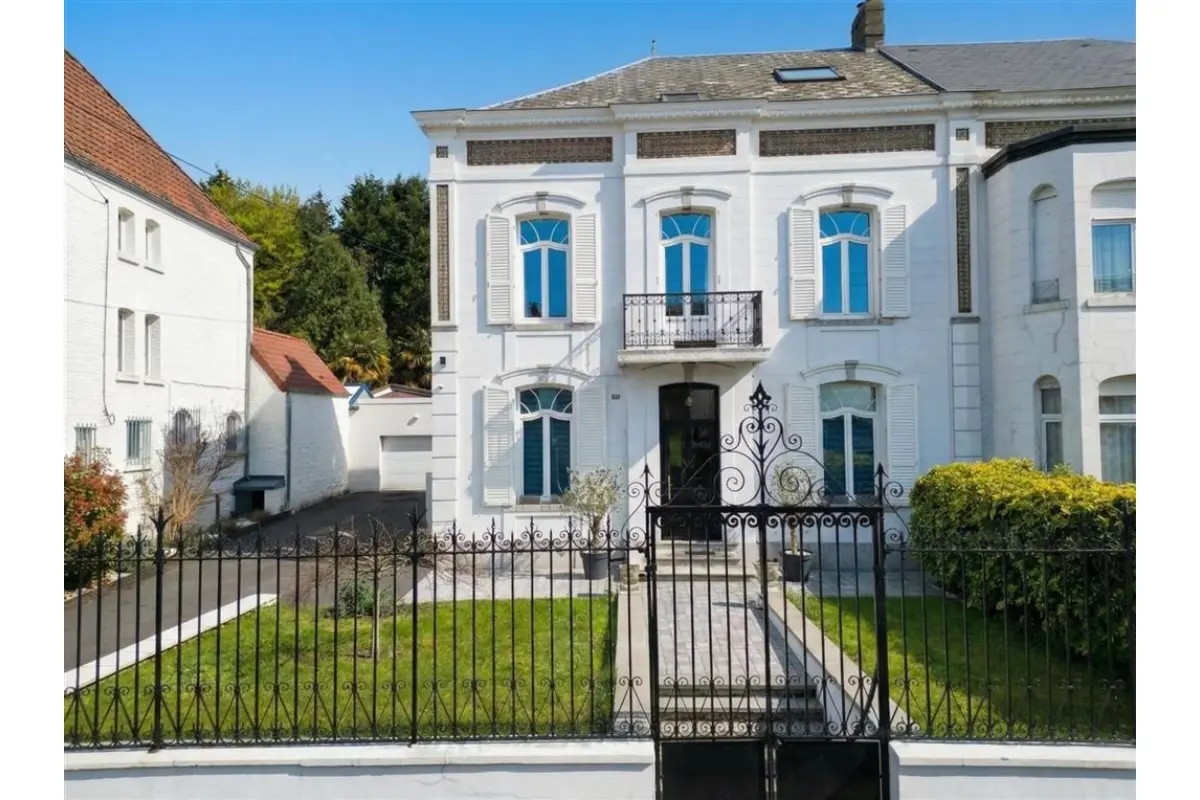 Maison de maître à vendre à Erquelinnes 6560 330000.00€ 5 chambres 268.50m² - annonce 744700