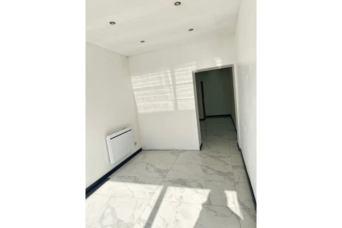 Commerce à louer à Châtelineau 6200 600.00€  chambres m² - annonce 751410