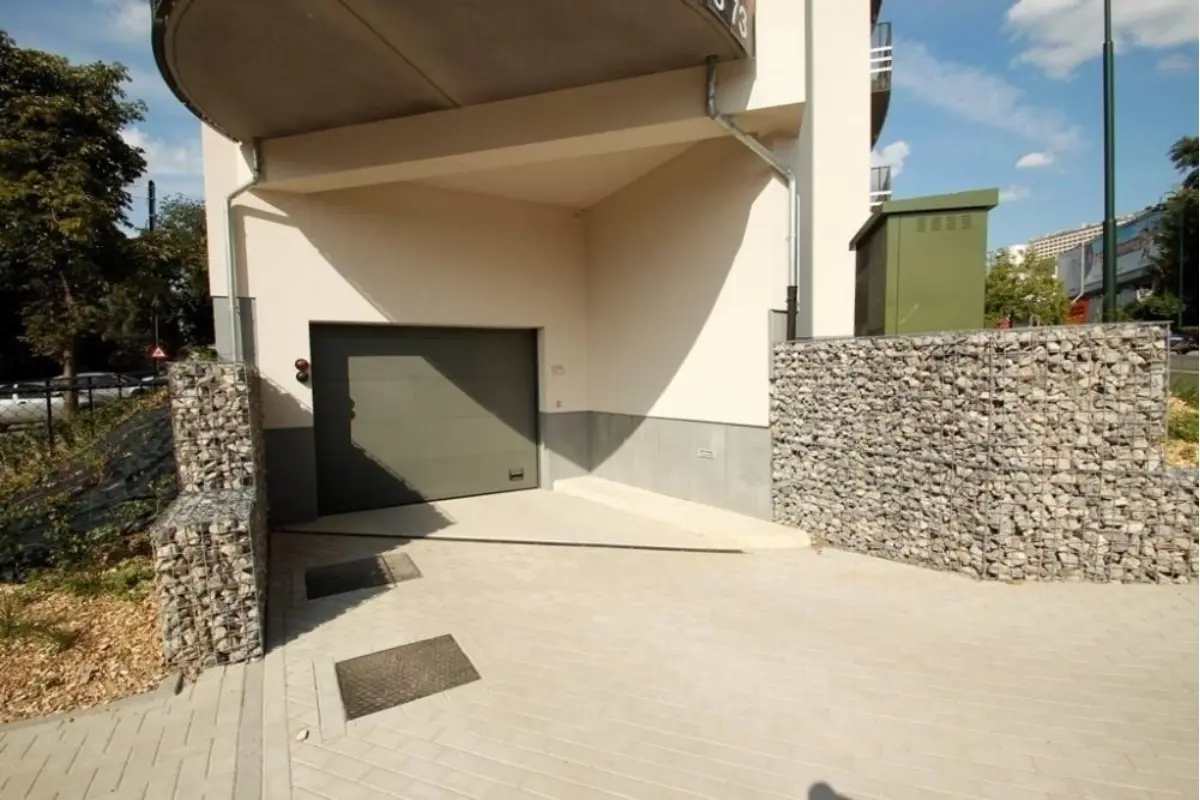 Parking à  à Forest 1190 100.00€  chambres m² - annonce 784815