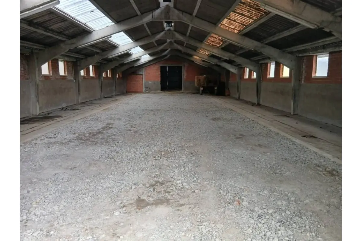 Commerce à louer à Bury 7602 700.00€  chambres 360.00m² - annonce 785994